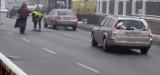 Jak w Łodzi łata się dziury? Leje się asfalt między pędzącymi autami [FILM]