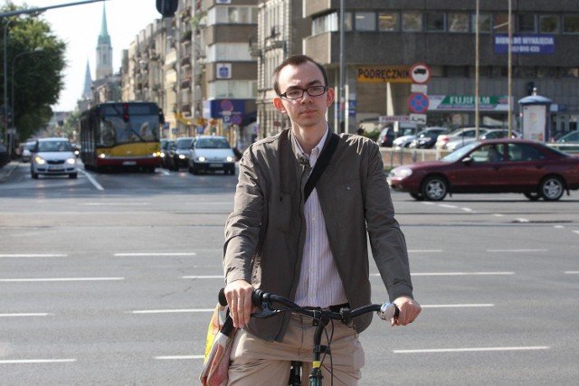 Wojtek Makowski na rowerze, oczywiście na Piotrkowskiej w Łodzi.