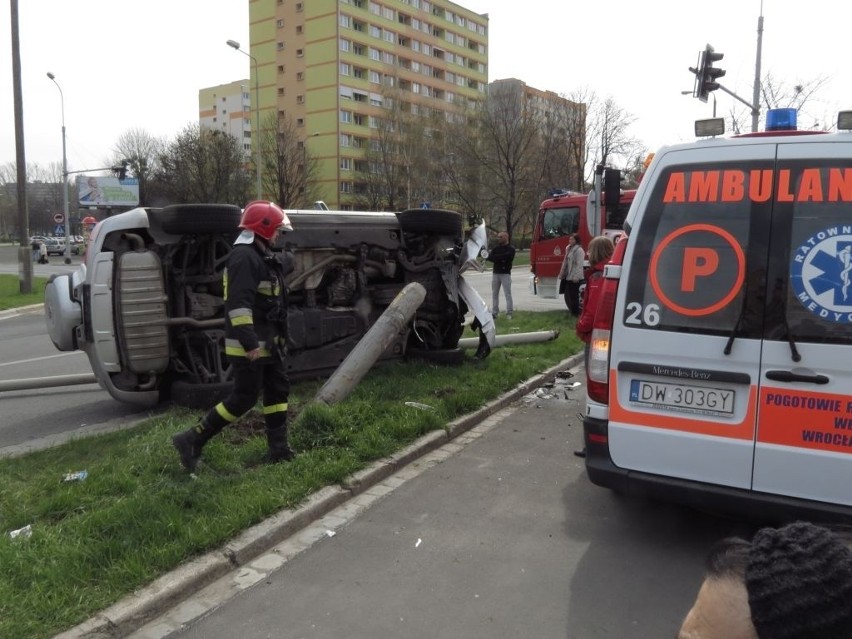 Wypadek na Zaporoskiej. Volkswagen skosił latarnię i stanął na boku (ZDJĘCIA)