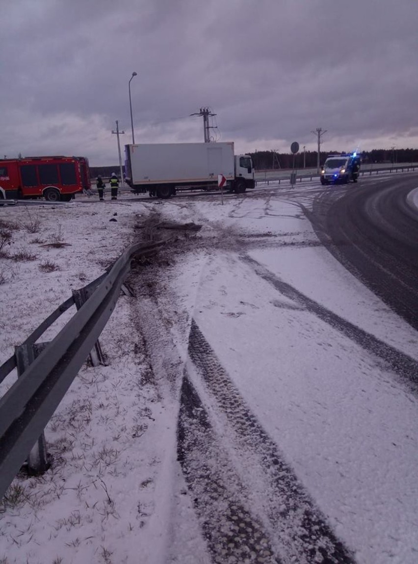 Samochód ciężarowy wjechał w bariery na S8 koło Wolborza