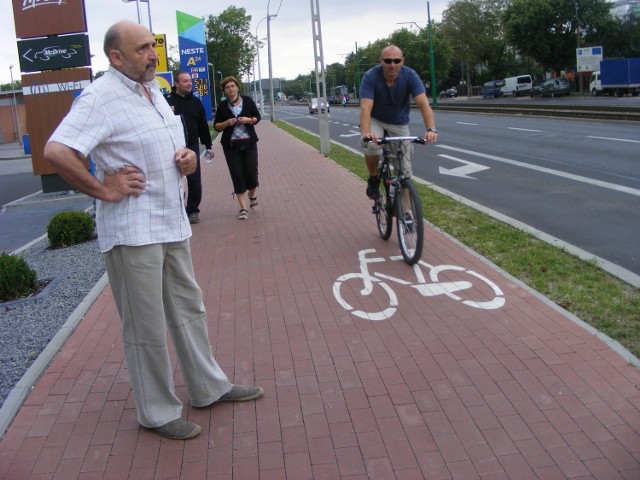 - Wyremontowanym chodnikiem jeździ wielu rowerzystów, choć to wcale nie jest droga rowerowa - mówi Ryszard Sobczak, z lewej.