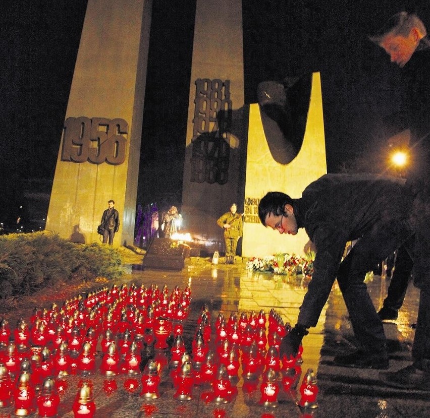 "NZS - pamiętamy" - taki napis ze zniczy ułożyli studenci.