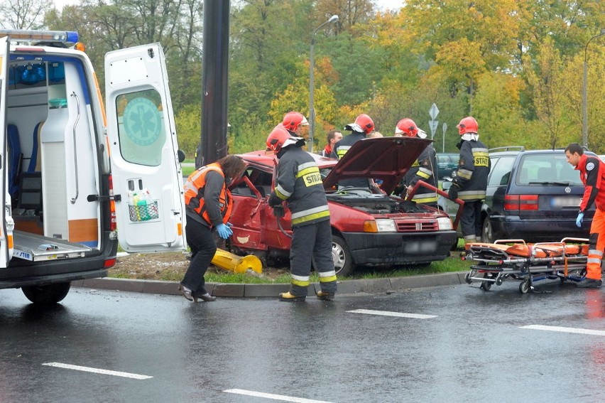 Zderzenie samochodów na skrzyżowaniu Diamentowej i Wrotkowskiej (ZDJĘCIA)