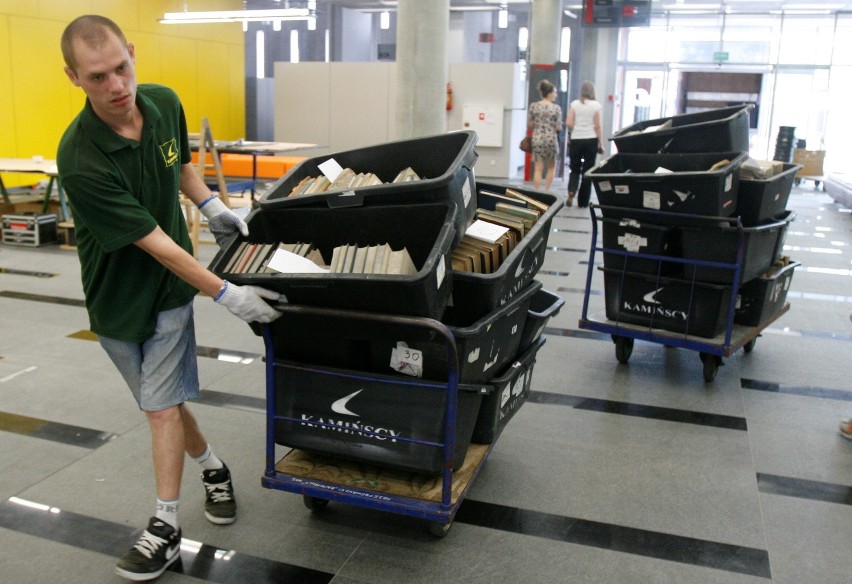 Superbiblioteka w Katowicach: Przenoszą 800 tysięcy książek [ZDJĘCIA]