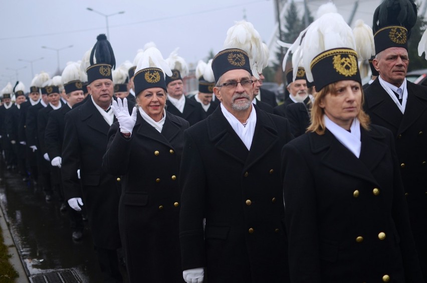 Barbórka 2018 w Bełchatowie. Górnicy wzięli udział we mszy świętej i przemaszerowali ulicami miasta [ZDJĘCIA]