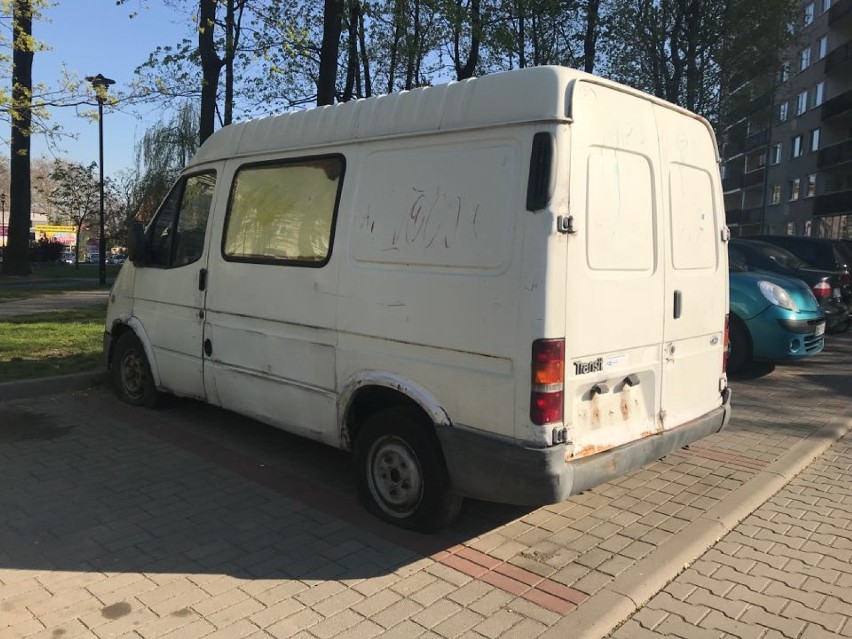 Wrak dostawczego forda straszy w Oleśnicy (FOTO)