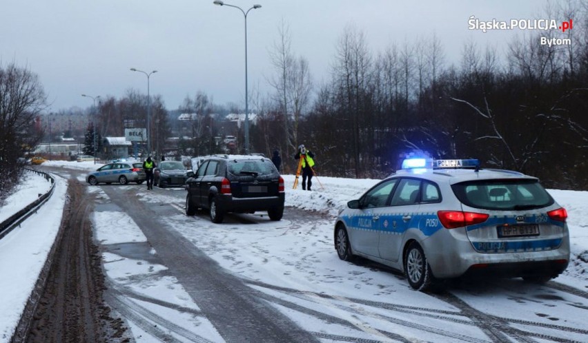 Wypadek w Bytomiu. Czołowe zderzenie na ul. Celnej, kobieta trafiła do szpitala