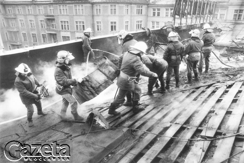 Wrocław 19.01.1994 .
Dogaszanie dachu.
