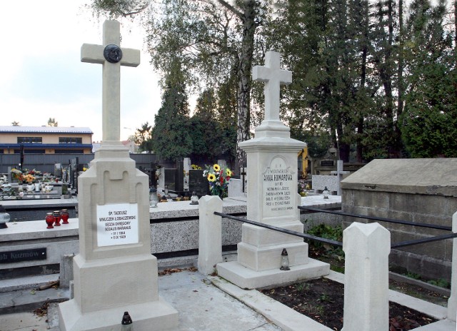 Pomniki na grobach Tadeusza Wnuczka-Łobaczewskiego i Anny Komarowej na cmentarzu przy ul. Rejtana