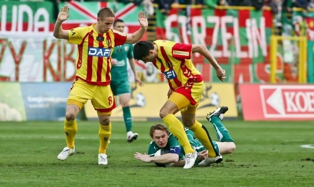 Piłka po boisku na Oporowskiej zamiast się toczyć podskakuje i trudno nad nią zapanować