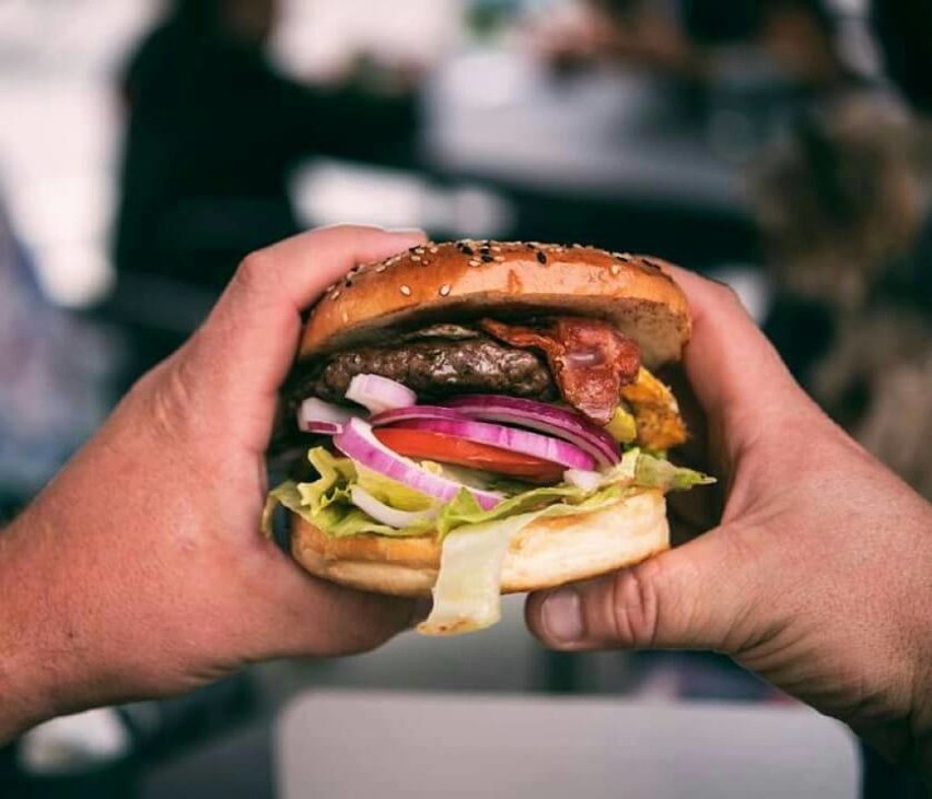Burger Ratunkowy – burgery serwowane przez ratowników wprost...