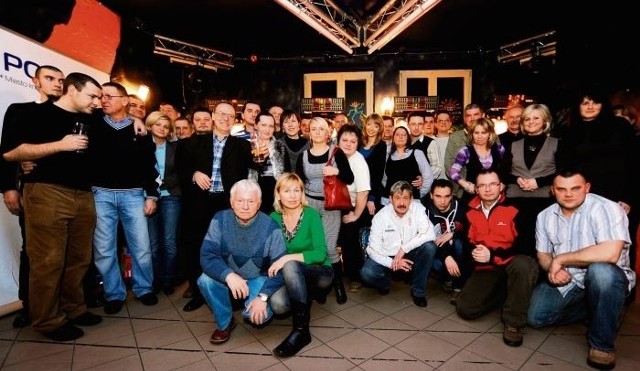 Wspólne zdjęcie uczestników mistrzostw Poznania dziennikarzy w darta