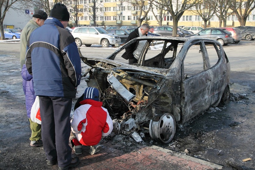 Na Czechowie spłonął mercedes, zaś audi zostało poważnie...