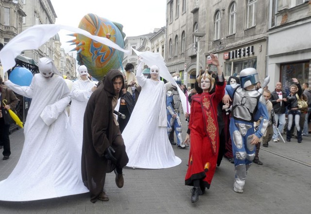 W 2009 roku Święto Łodzi było połączone z urodzinami Manufaktury - wystąpił na nim wówczas francuski zespół teatralny Plasticiens Volants, który za pomocą 12 gigantycznych balonów, akrobatów, szczudlarzy i pirotechników zaprezentował widowisko "Łowca Księżyca".