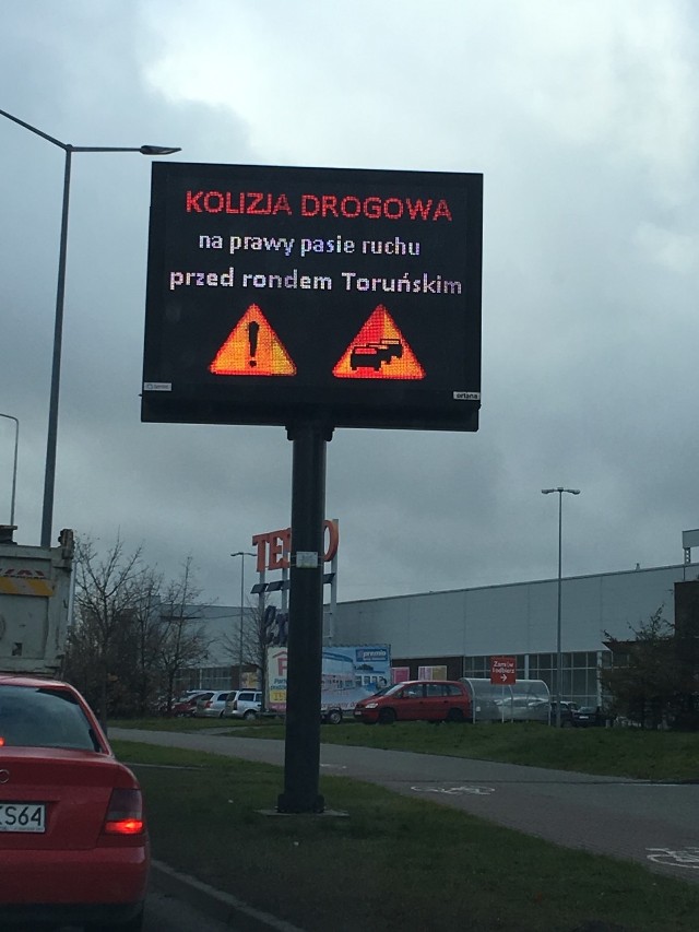 Przez pewien czas na drogach wokół ronda tworzyły się korki.