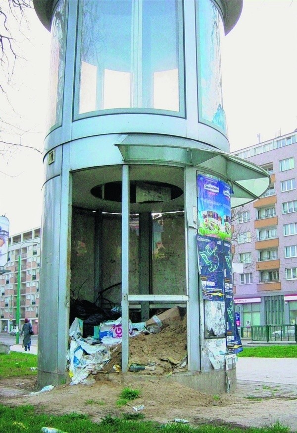 Zniszczony kiosk znajdujący się przy skrzyżowaniu ulic Głogowskiej i Hetmańskiej budzi oburzenie mieszkańców