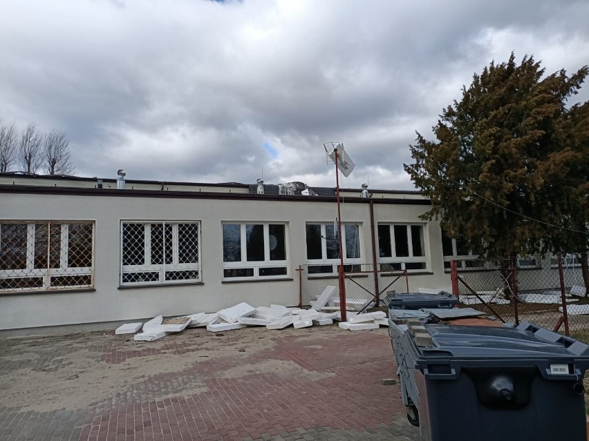 Wichura w Radomsku i powiecie 19.02.2022. Uszkodzony budynek "drzewniaka". ZDJĘCIA
