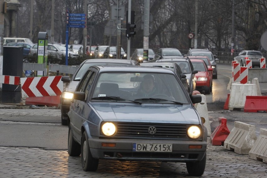 Remontują plac Orląt Lwowskich. Korkują się Podwale i Robotnicza (ZDJĘCIA)