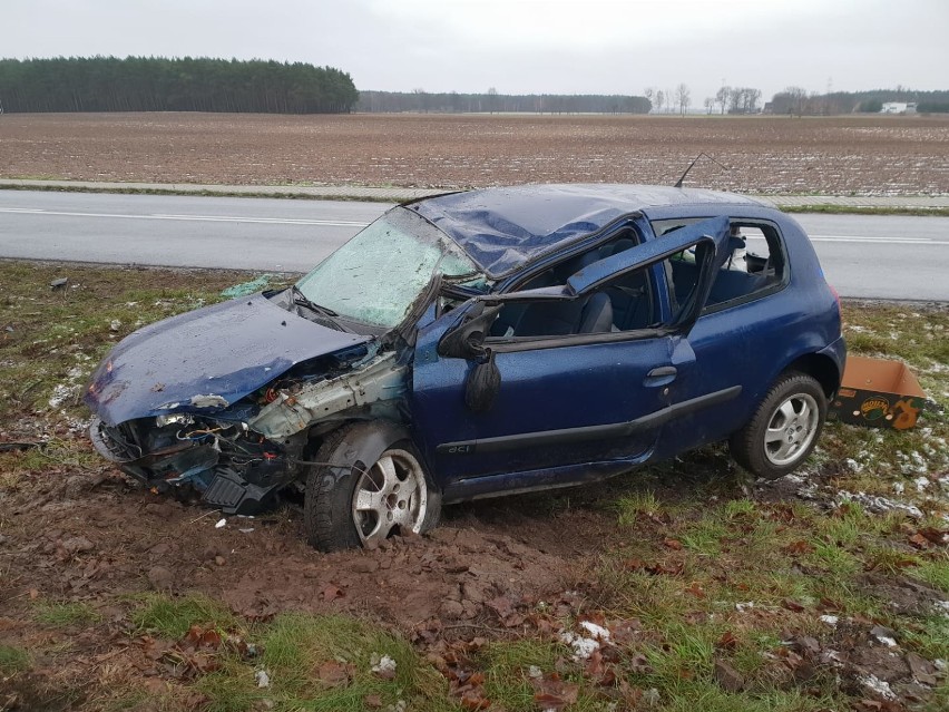 Wypadek w Studźcach. 82-letni kierowca trafił do szpitala, jego stan jest poważny 