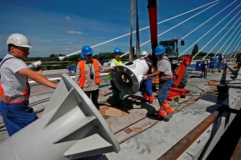 Wrocław: Na moście Rędzińskim zawisły już liny (ZDJĘCIA)