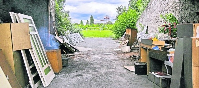 Inwestor nie rezygnuje z budowy osiedla mieszkaniowego na terenie stadionu im. Szyca, który niszczeje i przypomina kupę gruzu