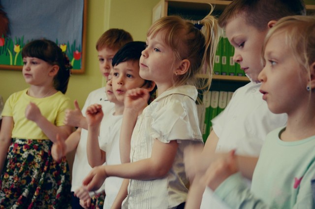 Dzieci z Przedszkola Samorządowego nr 7 w Bełchatowie zaprezentowały część artystyczną dla innych dzieci i rodziców