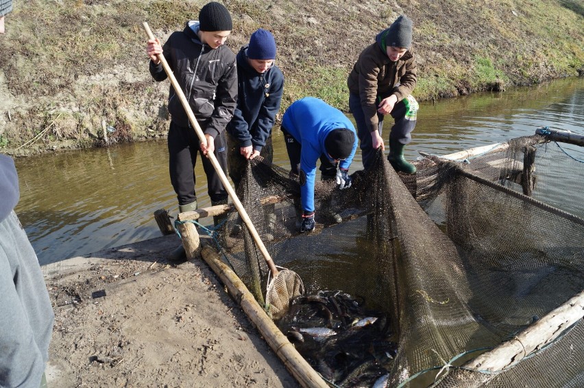  Lokalna Grupa Rybacka Obra-Warta. Zbierają środki na wyprawkę dla uczniów Technikum Rybackiego w Sierakowie 