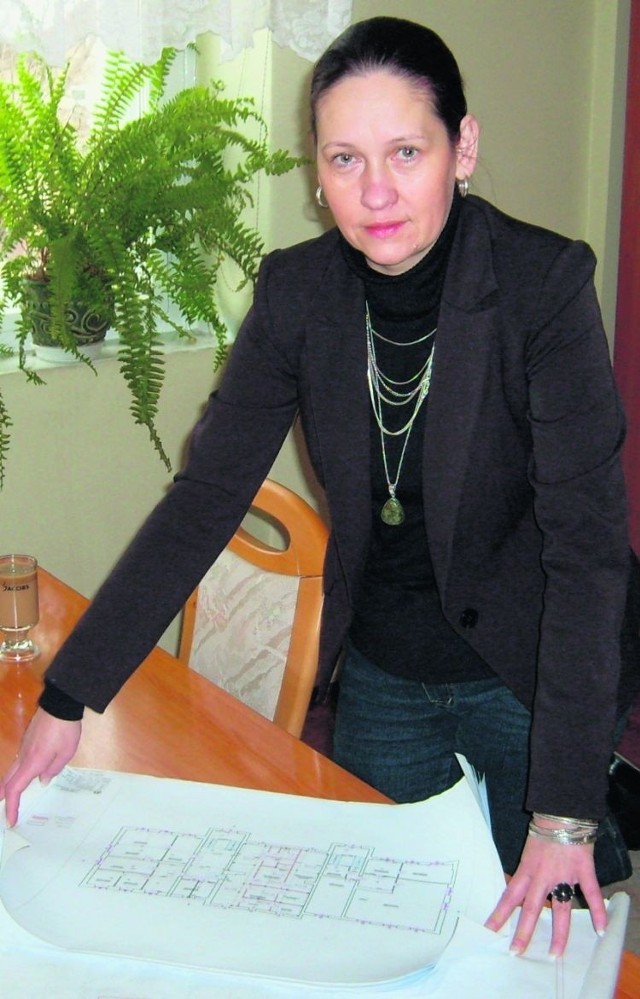 Izabella Mazurek, dyrektorka, czeka na przenosiny szkoły