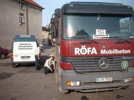 Inspektorzy Transportu Drogowego kontrolują jedną z ciężarówek na niemieckich numerach rejestracyjnych Fot. R.Domżał˙