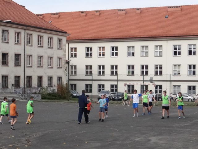 W miejscu starego boiska powstanie nowoczesny obiekt sportowy, na którym można będzie uprawiać różne dyscypliny