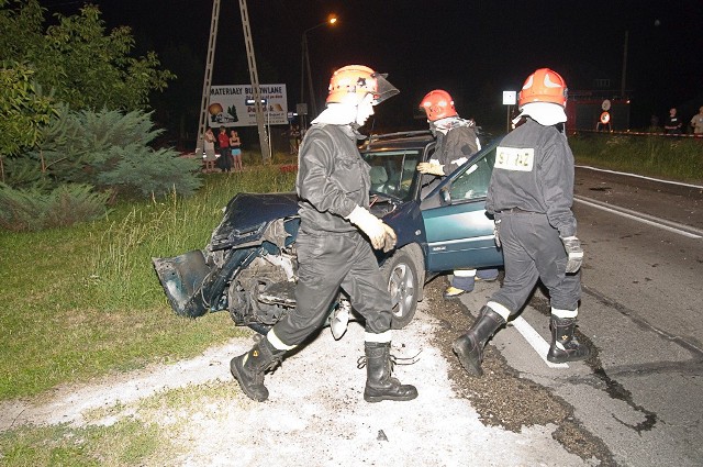 W szpitalu z poważnymi obrażeniami wylądowali także ojciec z 9-letnim synem, którzy w piątek wieczorem przepuszczali karetkę pogotowia skręcającą z Nowodąbrowskiej w  Szuszkiewicza. Nie zauważył ich 19-latek jadący za karetką. - Wymijając ambulans uderzył czołowo w stojącego na drodze forda