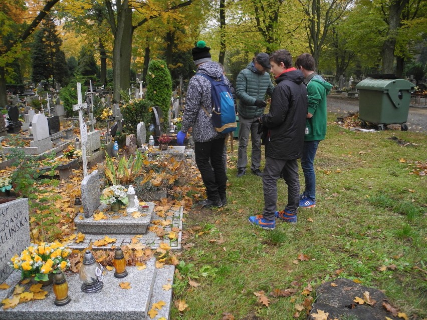 Uczniowie z Gimnazjum nr 2 porządkowali groby małych dzieci 