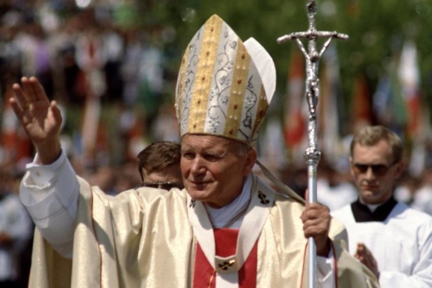 Św. Jana Paweł II bywał w Pile. Pewnego razu wypadł z kajaku - jakie jeszcze miał u nas przygody? Dziś mija 18 lat od Jego śmierci 