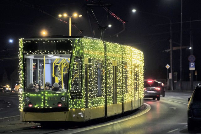 Do końca grudnia będzie na poznańskich liniach jeździć świąteczny tramwaj - przed świętami obsługiwał Betlejem Poznańskie na linii 24