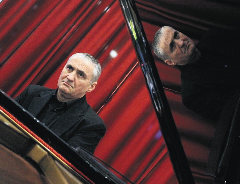 Styczeń - Romuald Koperski grał na fortepianie przez 103...