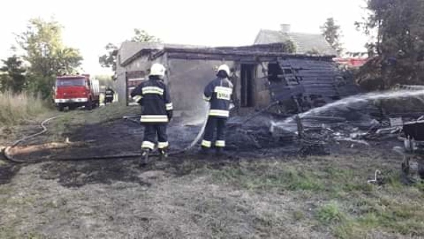 Krępa Kaszubska. Spaliła się wiata garażowa, ale strażacy zapobiegli większym stratom