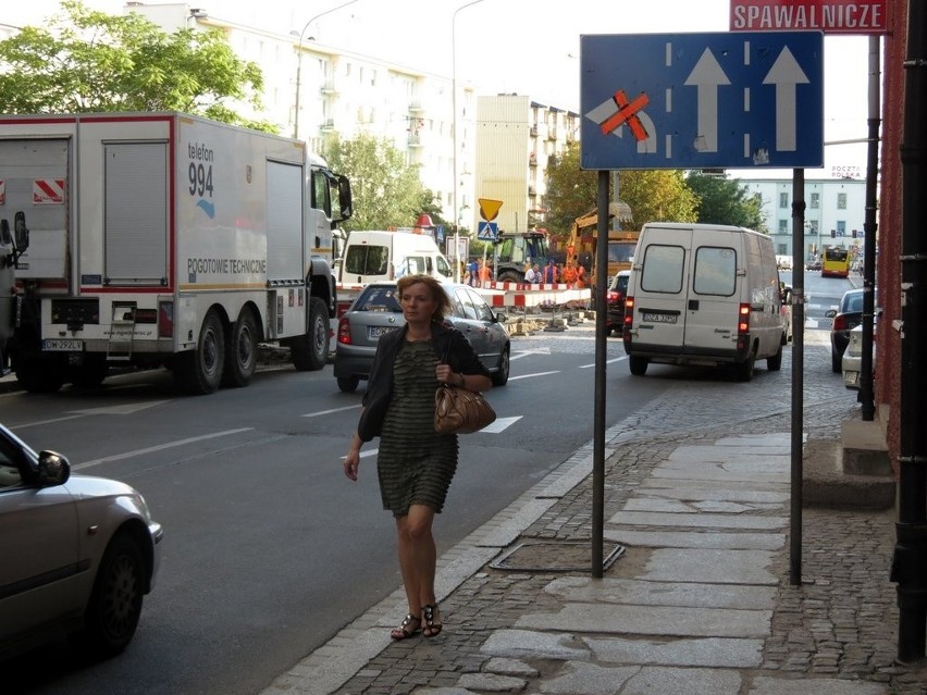 Wrocław: Po awarii wodociągowej rozkopana Dworcowa i Kościuszki (ZDJĘCIA)