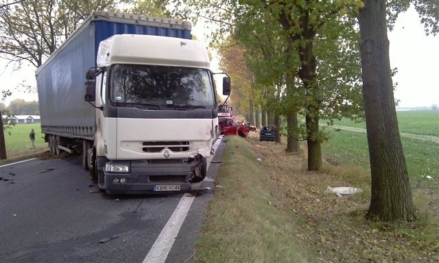 Seat  cordoba zderzył się z ciągnikiem siodłowym na prostej drodze o dobrej nawierzchni