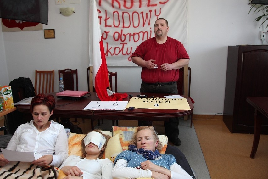 Strajk głodowy w obronie szkoły w Dąbkach [ZDJĘCIA, FILMY]