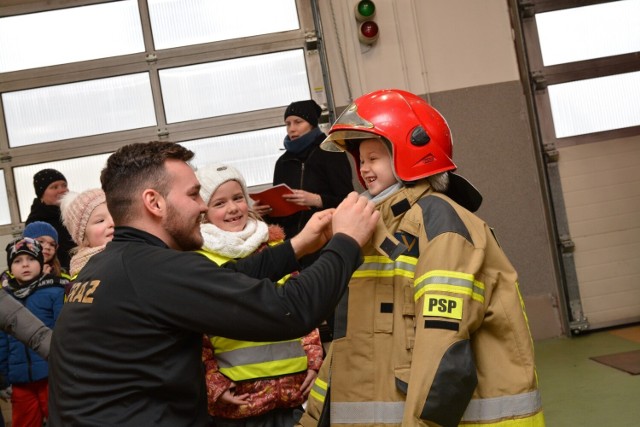 Sępoleńskie przedszkolaki poznały pracę strażaka "od kuchni". JRG w Sępólnie Krajeńskim gościło grupę Tygrysków i Puchatków z GP nr 1