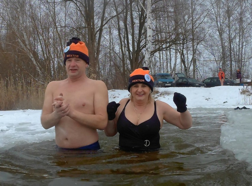 Starachowicki Klub Morsów "Wektor" w kolejnej lodowatej kąpieli nad zalewem Piachy w Starachowicach. Zobaczcie zdjęcia
