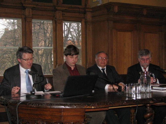 Od lewej: prof. Jacek Tebinka UG, tłumacz, ambasador dr H.Hasanov, 
prezes Stowarzyszenia Polska-Azerbejdżan Kerim Haciyev.