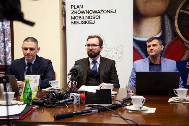 Konferencja prasowa dotycząca opracowywanego planu zrównoważonej mobilności miejskiej dla Miejskiego Obszaru Funkcjonalnego Torunia. Umowa pomiędzy miastem a firmą przygotowującą plan mobilności opiewa na blisko 2,5 miliona złotych. Dokument ma umożliwić pozyskanie środków europejskich w przyszłości.