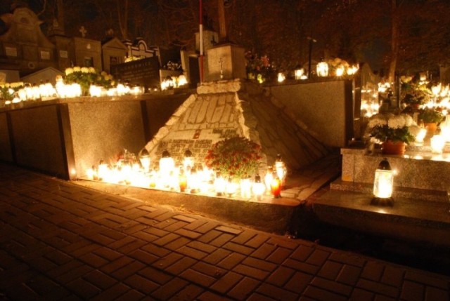 Kwesta na ratowanie zabytkowych nagrobków na cmentarzach przy ulicy Kolskiej w Koninie, odbędzie się 1 listopada o godzinie 8:00 i potrwa do godz. 16.00.