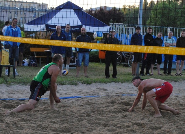 Wśród obiektów sportowych w naszym mieście mamy też takie kompleksy, gdzie można zagrać w siatkówkę plażową, np. w Nierzymiu. Te boiska szczególnie chętnie zajmowane są w wakacje.