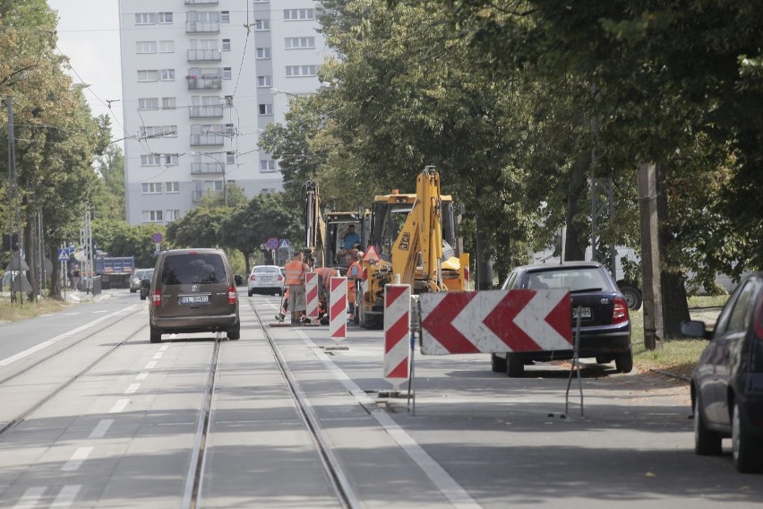 Robotnicy wrócili na ulicę Narutowicza. Rok po remoncie naprawiają progi