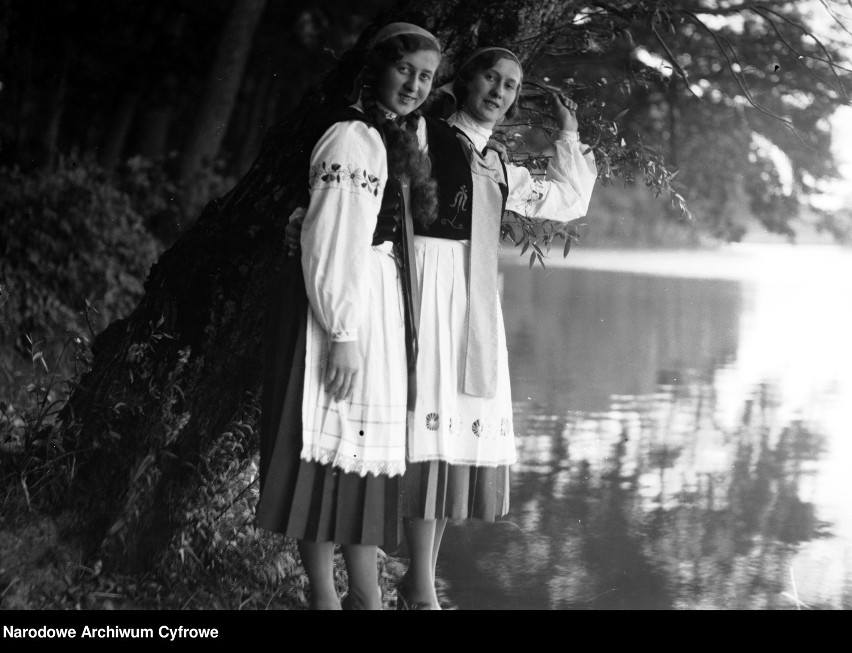 Dziewczęta z Kartuz w strojach regionalnych (1933)