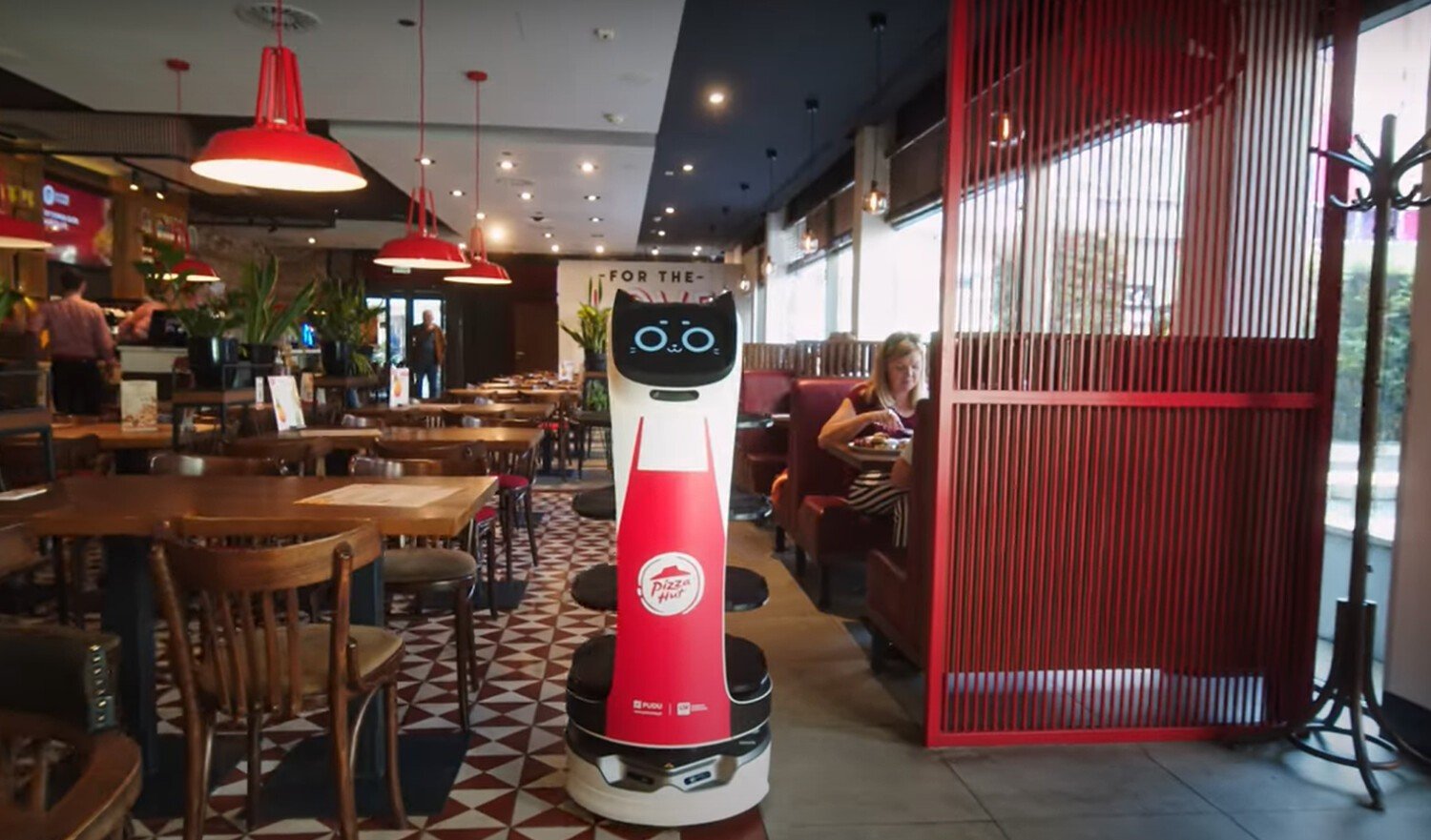 Roboty-kelnerzy w warszawskiej restauracji. Nie tylko dostarczają  zamówienie do stolika, ale wchodzą też w interakcję z klientami | Warszawa  Nasze Miasto