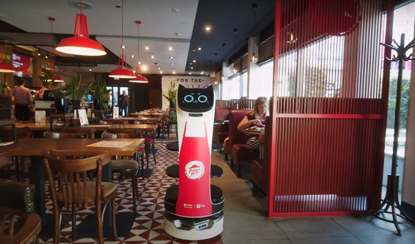 Roboty-kelnerzy w warszawskiej restauracji. Nie tylko dostarczają zamówienie do stolika, ale wchodzą też w interakcję z klientami