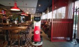 Roboty-kelnerzy w warszawskiej restauracji. Nie tylko dostarczają zamówienie do stolika, ale wchodzą też w interakcję z klientami